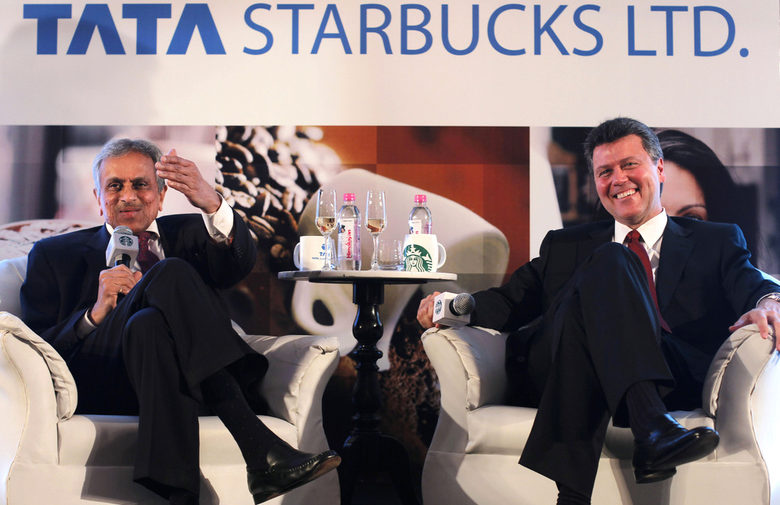 Starbucks и Tata Global Beverages създадоха смесено дружество, което да управлява заведенията от веригата в Индия. На снимката: Р. К. Кришна Кумар, вицепрезидент на Tata Global Beverages (вляво) и Джон Кълвър, президент на Starbuck China and Asia Pacific