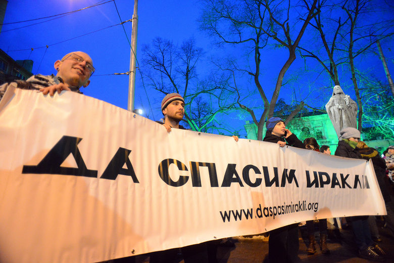 Протестът тръгна от "попа" - паметника на патриарх Евтимий, начална точка на много от софийските протести. Протестът тръгна от "попа" - паметника на патриарх Евтимий, начална точка на много от софийските протести.