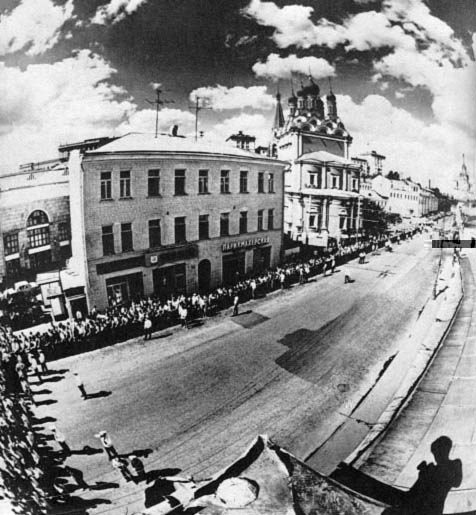 Москва се сбогува с Висоцки в деня на погребението му