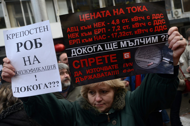 Протестиращи срещу сметките за ток и парно обстрелваха със снежни топки енергийния министър (обобщена)