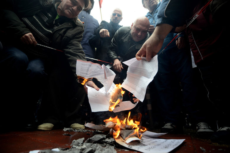 Протестиращи срещу сметките за ток и парно обстрелваха със снежни топки енергийния министър (обобщена)