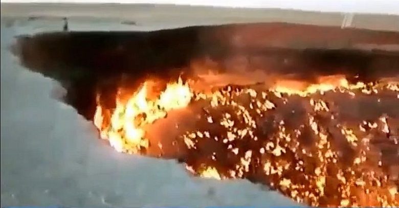 В YouTube се разпространява видео запис уж на яма от една от отломките. В десйтвителност това е <a href="http://commons.wikimedia.org/wiki/File:Darvasa_gas_crater_panorama.jpg?uselang=ru">известен газов кратер в Туркменистан</a>, наричан от местните "вратата към Ада". Въпреки това записът бе излъчен в новините за метеорита на държавния Первый канал.