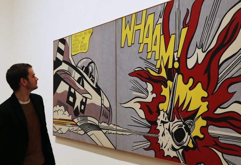 Работник позира пред творбата на Рой Лихтенщайн от 1963 г. Whaam!