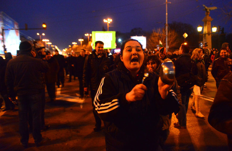 "Писна ни от всичко", крещи 50-годишната Мариана Рашкова, която удряше по празна чиния "Писна ни от всичко", крещи 50-годишната Мариана Рашкова, която удряше по празна чиния