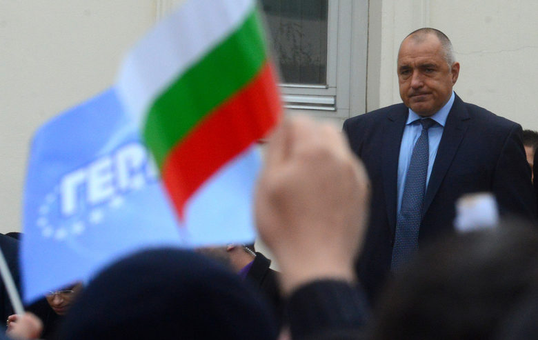 След изявлението си пред парламента премиерът Бойко Борисов излезе при множеството, дошло в негова подкрепа След изявлението си пред парламента премиерът Бойко Борисов излезе при множеството, дошло в негова подкрепа