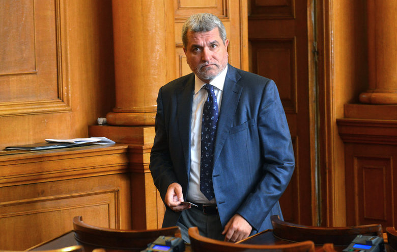 Дългогодишният втори в ДПС Касим Дал напусна партията с тежки обвинения към лидера Доган и създаде своя формация