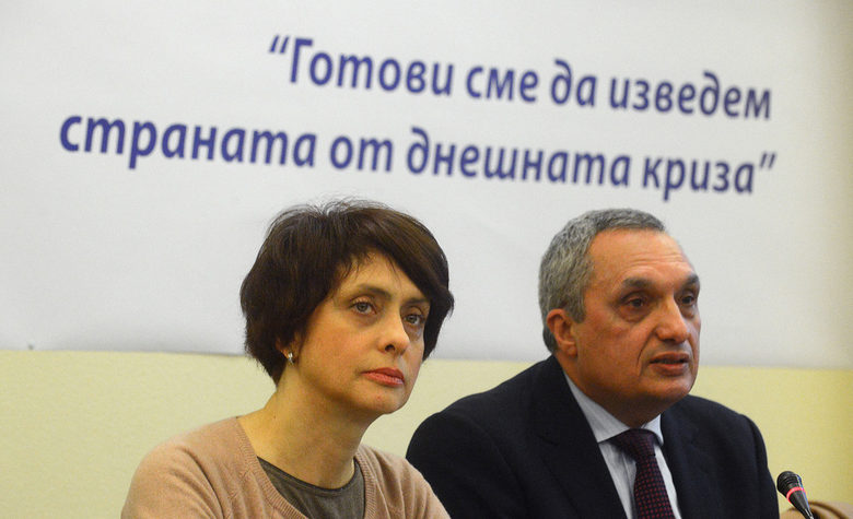 ДСБ и Национален съюз "Единство" подписаха единна платформа заявка за бъдещо обединение. Надежда Нейнски Михайлова и Иван Костов.