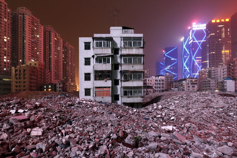 Популярният фотограф Никола Михов дарява принтове от серията си "Under Destruction" от град Шънджън за благотворителната разпродажба