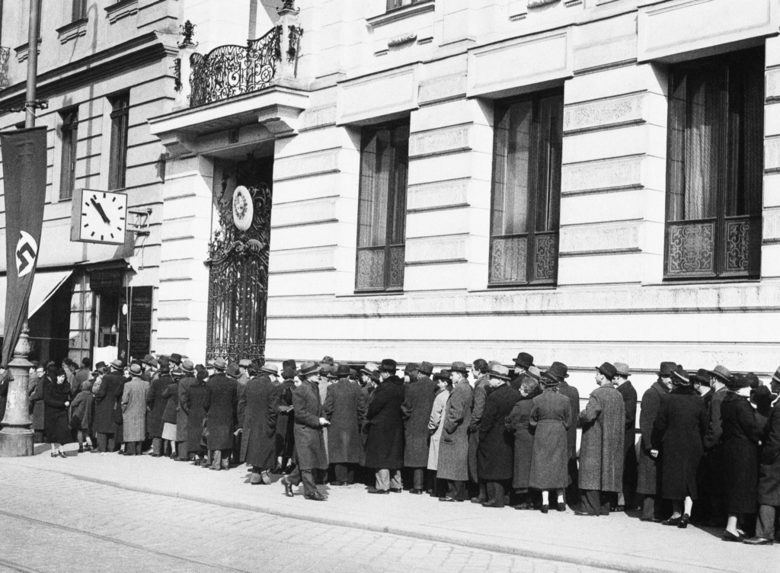 Десет дни след Аншлуса - на 22 март 1938г. пред консулството на Полша се извиват опашки от евреи, желаещи да емигрират от нацификацията родината си.