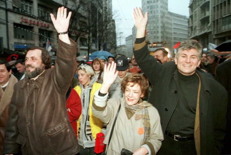 Тримата най-известни опозиционни лидери на Сърбия Вук Драшкович, Весна Пешич и Зоран Джинджич начело на 100-хилядно шествие на 33-ия ден от протестите срещу Слободан Милошевич на 22 декември 1996 г.