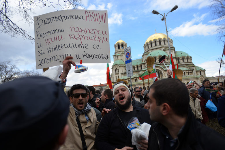 Протест с метли и лопати пред парламента
