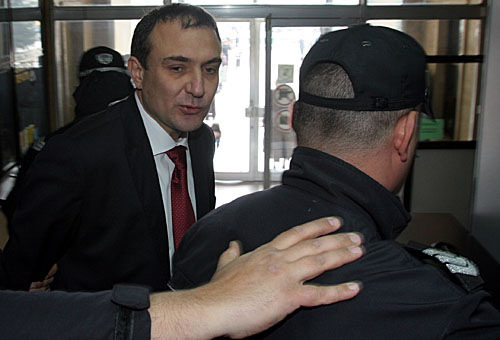 Арестът преди три години и гафът да скрие плакат срещу него от протестите преди дни създават проблеми лидерът на БСП в града Борислав Гуцанов да е кандидатът за кмет<br />