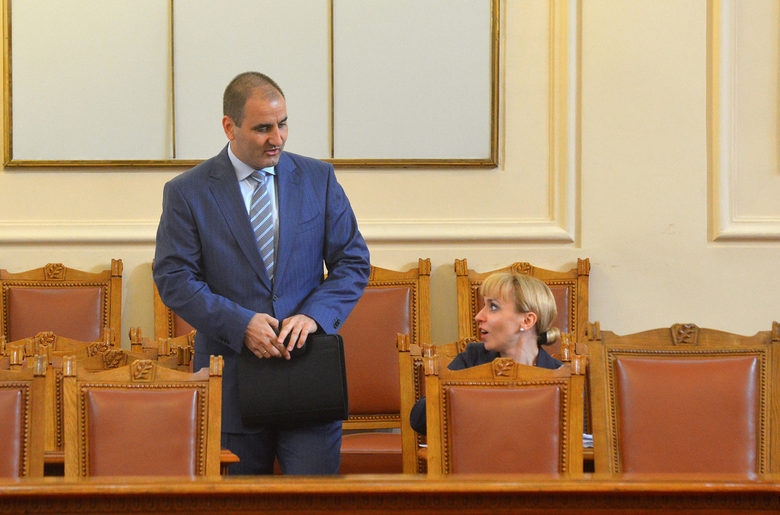 Бившите вече правосъден министър Диана Ковачева и вътрешен Цветан Цветанов в парламента през юли 2012г. по време на петия вот на недоверие срещу правителството на Бойко Борисов, внесен от БСП, ДПС и независими за "провала на правителството в областта на правосъдието и вътрешните работи".  