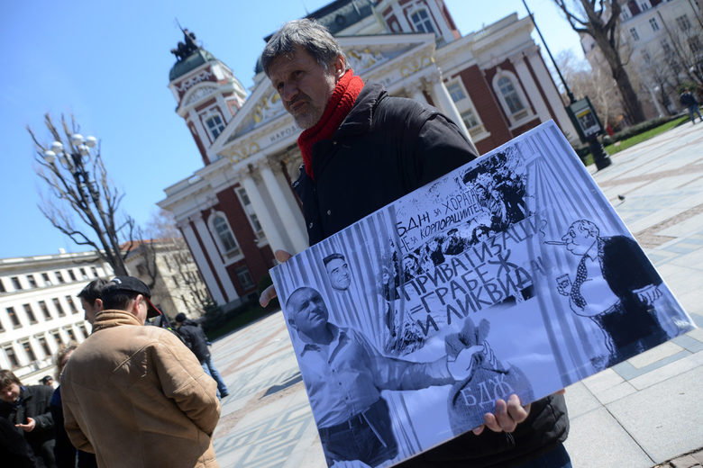 Протест срещу монополите пред Народния театър