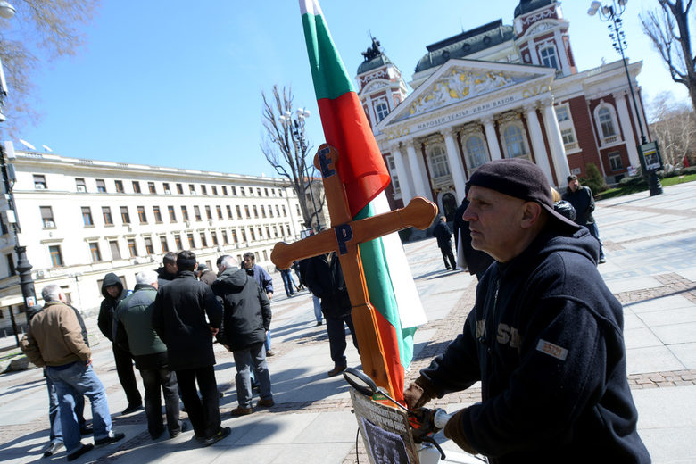 Протест срещу монополите пред Народния театър