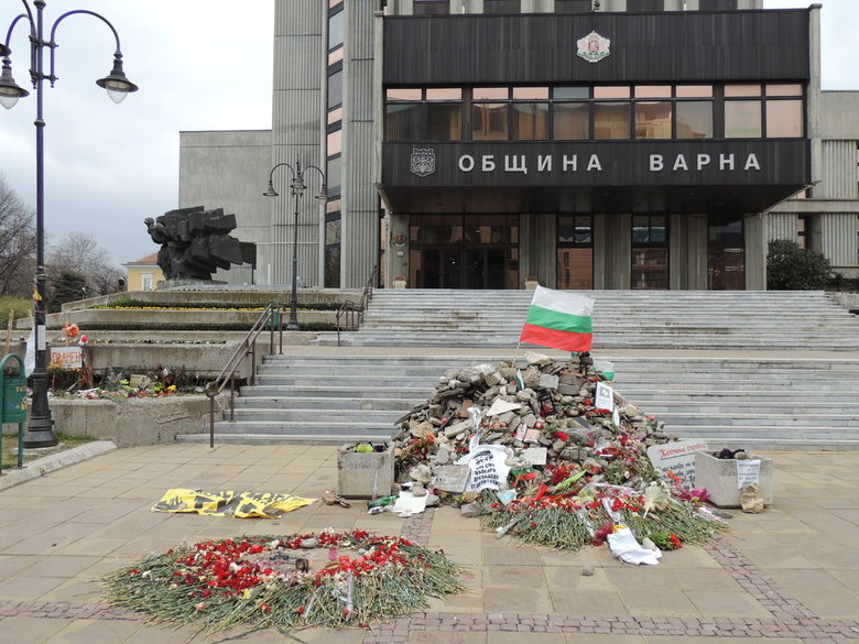 Грамадата, издигната през сградата на варненското кметство в дните след смъртта на Пламен Горанов през март 2013 г. Грамадата, издигната през сградата на варненското кметство в дните след смъртта на Пламен Горанов през март 2013 г.
