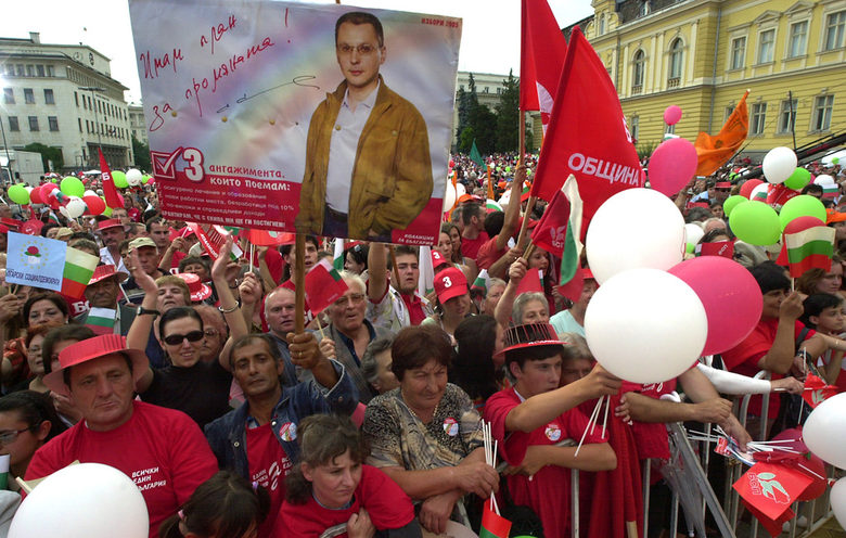 Кадър от предизборната кампания на левицата през 2005 г., когато БСП стана първа политическа сила и направи коалиционно правителство с мандата на ДПС Кадър от предизборната кампания на левицата през 2005 г., когато БСП стана първа политическа сила и направи коалиционно правителство с мандата на ДПС