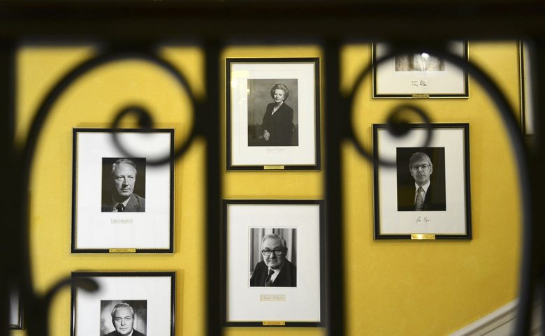 Портретите на британски премиера на стълбата в "Даунинг стрийт" 10