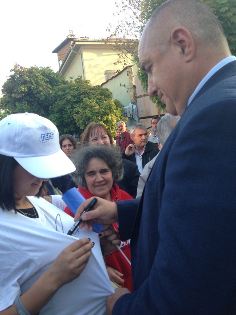 Лидерът на ГЕРБ Бойко Борисов дава автографи в Кърджали. Снимката е изпратена от пресцентъра на ГЕРБ.