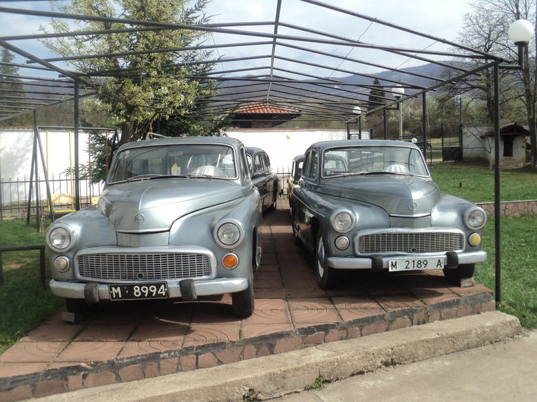 Модели на "Варшава" от <a href="http://www.dnevnik.bg/skorost/2013/05/02/2052067_fotogaleriia_kolekciia_ot_retro_soc_avtomobili_krai/?pic=1#picture" target="_blank">импровизиран ретромузей</a> във Вършец.