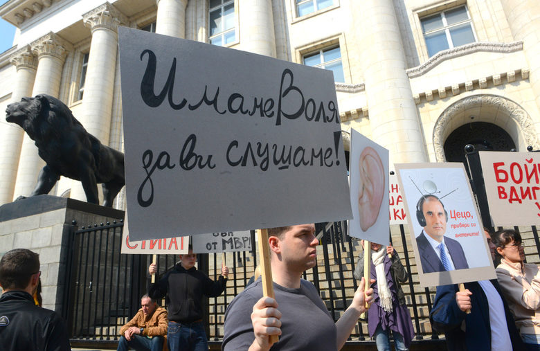 На 21 април пред сградата на МВР се проведе протест срещу подслушването и полицейщината. На 21 април пред сградата на МВР се проведе протест срещу подслушването и полицейщината.