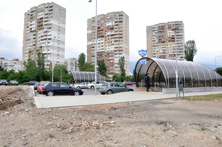 През 2012 г. Столичната община откри две нови станции от първия метродиаметър. Изходът на едната от тях - "Младост 3", беше на кална поляна. Хората трябваше да се придвижват по асфалтови пътечки, построени в последния момент, до станцията<br />