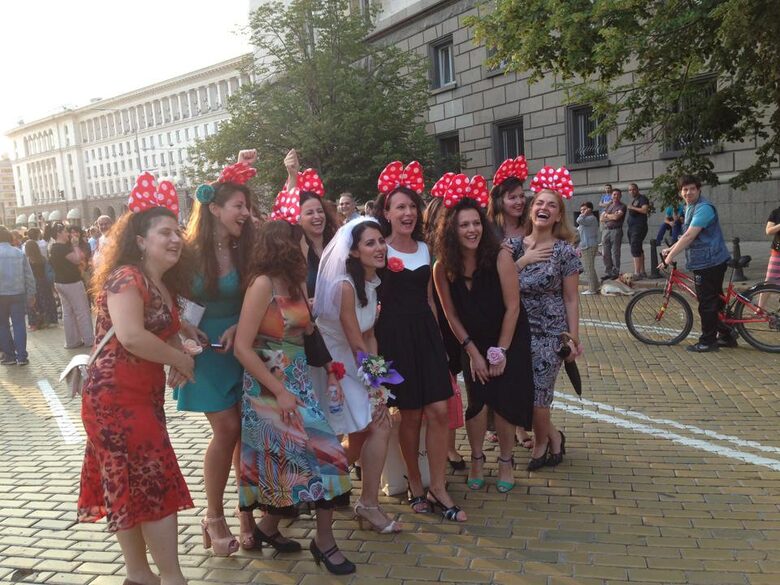 Момичета бяха дошли на протеста от моминско парти