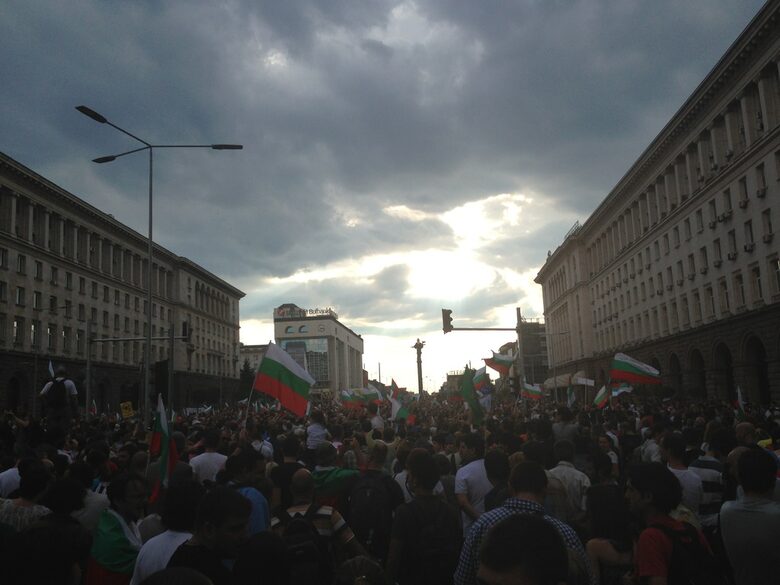 Хиляди протестираха в събота вечер в София, този път и пред партийните централи (хронология)