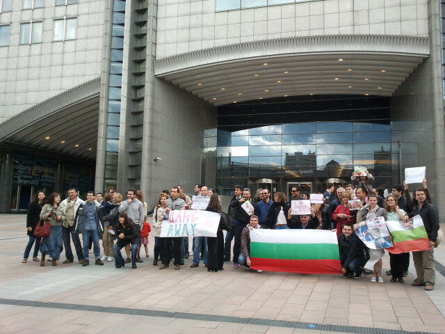 Между 50 и 60 българи се събраха в събота пред сградата на Европейския парламент в Брюксел. Очаква се и днес там да има протести