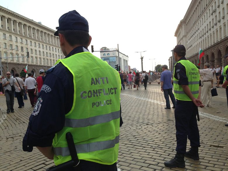 Полицаи с жилетки "Антиконфликт полиция" Полицаи с жилетки "Антиконфликт полиция"