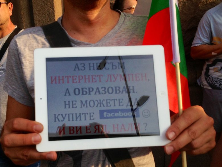 Протестиращ с послание на iPad