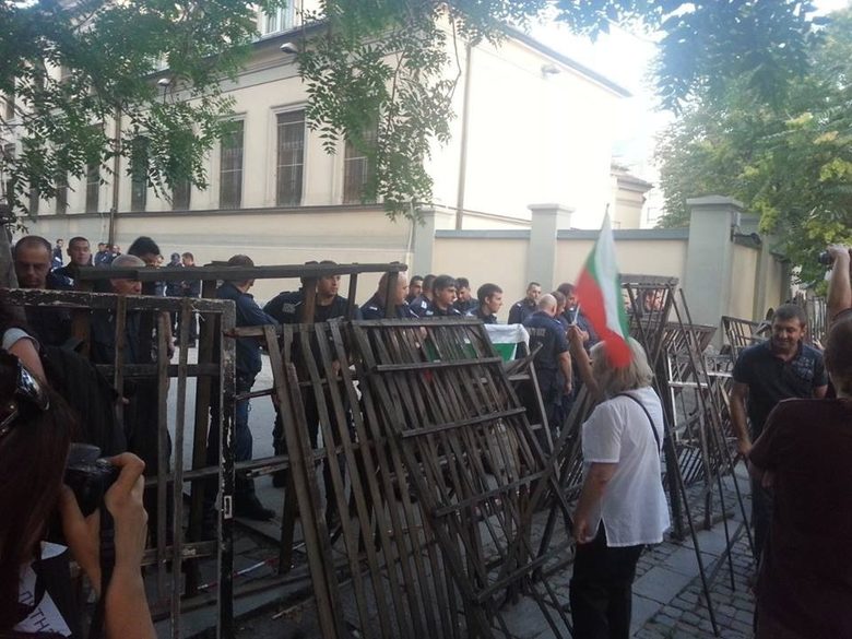 Неуспешна операцията за извеждане на депутатите, стигна се до сблъсъци, има ранени (хронология)