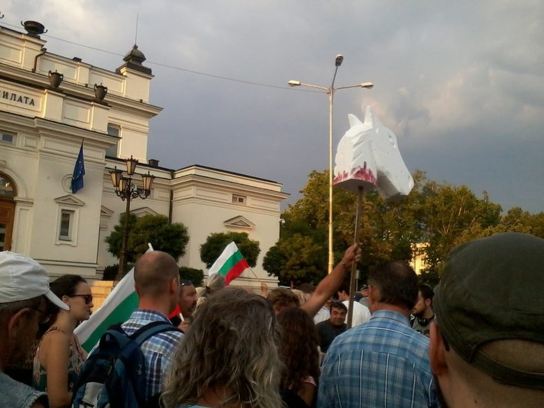 Ден 42-и: Мая Манолова в неочаквана среща с протестиращите (хронология)