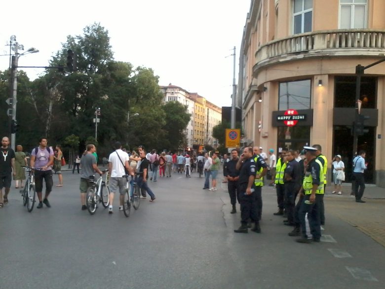 Ден 42-и: Мая Манолова в неочаквана среща с протестиращите (хронология)