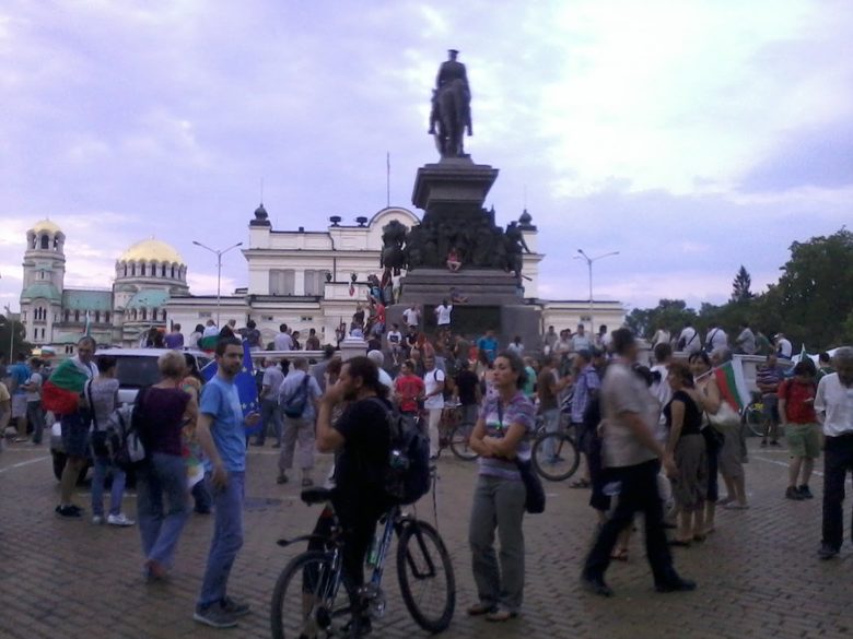 Ден 42-и: Мая Манолова в неочаквана среща с протестиращите (хронология)