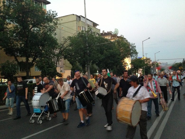Предвождани от тъпанджиите, протестиращите се връщат обратно към парламента.
