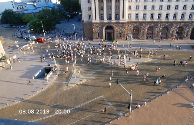 Снимката е разпространена от пресцентъра на МВР и показва картината на площад "Независимост" към 20 ч. <br />