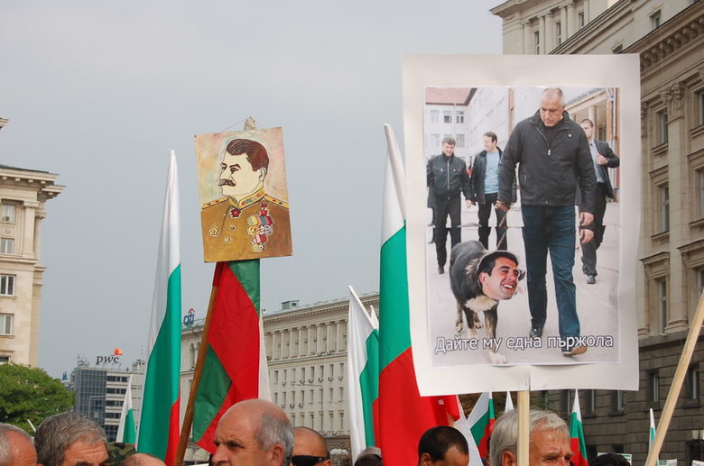 Част от плакатите на контрапротеста Част от плакатите на контрапротеста