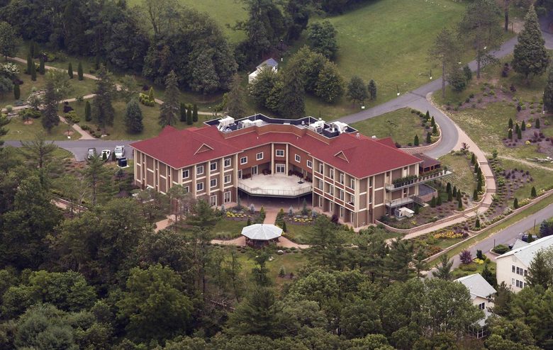 Имението, в което живее Гюлен от 1999 г., Golden Generation Worship and Retreat Center, построено сред горите на планините Поконо в щата Пенсилвания, на 145 км западно от Ню Йорк. Имението, в което живее Гюлен от 1999 г., Golden Generation Worship and Retreat Center, построено сред горите на планините Поконо в щата Пенсилвания, на 145 км западно от Ню Йорк.