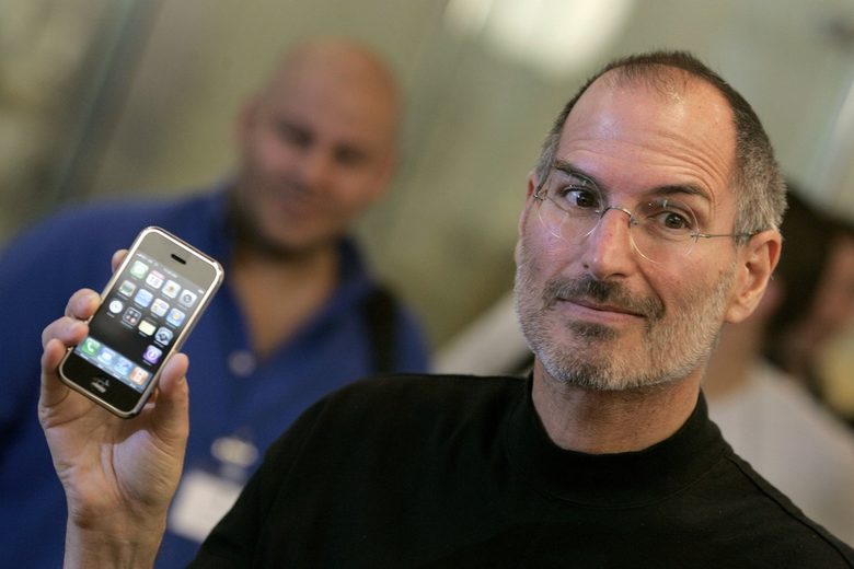 Представянето на iPhone през 2007 г. изстреля Apple по върховете на класациите. Представянето на iPhone през 2007 г. изстреля Apple по върховете на класациите.