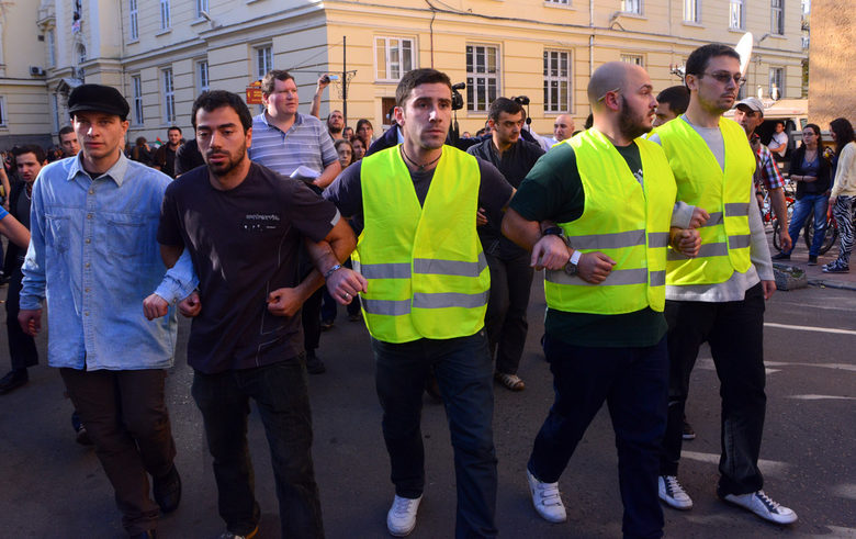 Извеждането на студента, който прочете декларация срещу окупацията.