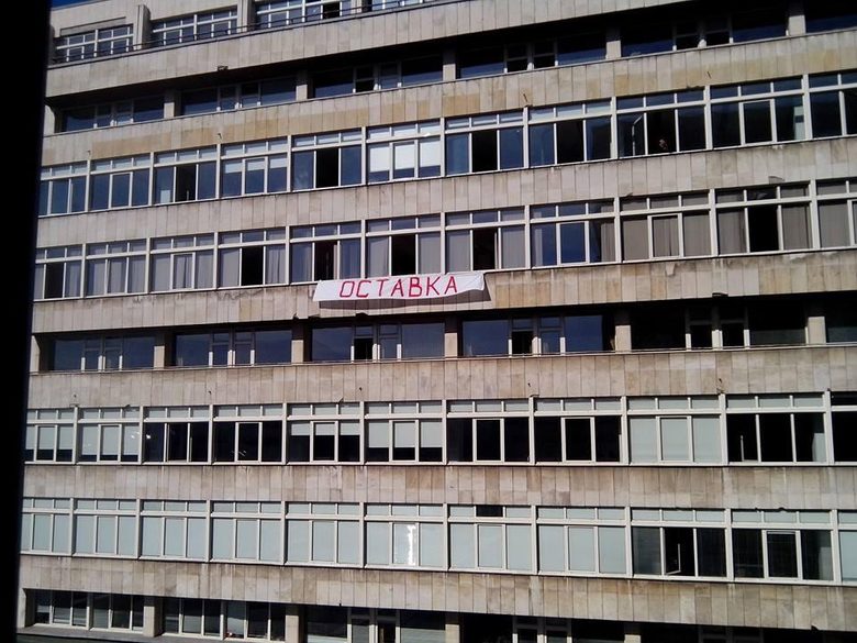 В Университета по архитектура, строителство и геодезиясъщо опънаха плакат в знак на подкрепа за студентите.
Снимката е от сайта occupysu.org, където се качват снимки