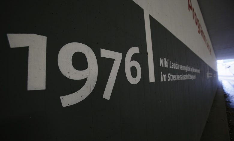 Надпис, който свидетелства за катастрофата на Ники Лауда през 1976 г., върху стената на намиращия се под мост исторически падок на пистата