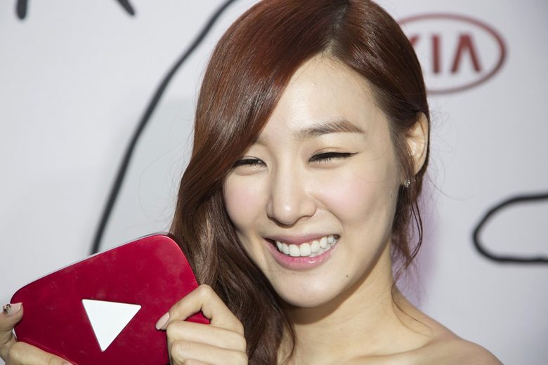 Тифани от южнокорейската група Girls' Generation позира с наградата им от YouTube за видео на годината
