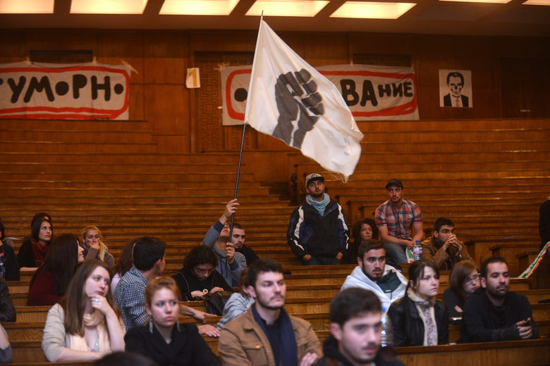 Студентите, които подкрепяха колегите си от залата