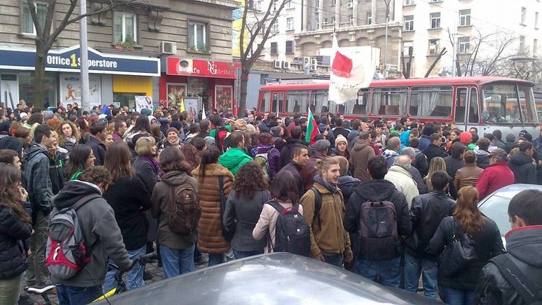 Малко преди кръстовището на бул. "Дондуков" и ул. "Г.С.Раковски" за кратко имаше сблъсъци около червен стар автобус, препречил булеварда.