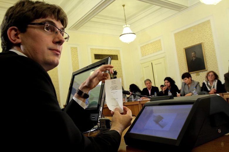 Фирмата Scytl показа машина за гласуване в парламента, Мая Манолова си го представяла по-просто (видео)