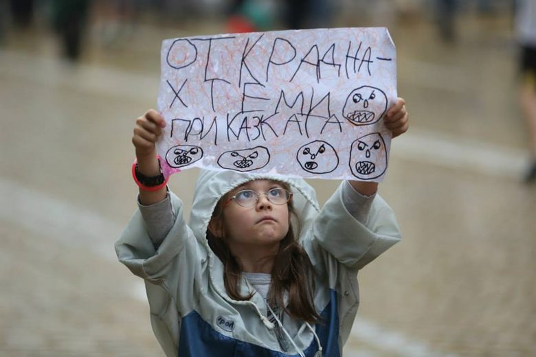 Моменти от годината през обектива на Васил Ганизов вижте във фотогалерията <a href="https://cms2.economedia.bg/stories/index.php?storyid=&author_acompl=&author=&stdate=21/09/2013&enddate=&lang_acompl=&lang=&state_acompl=Пишеща се&state=0&createuid_acompl=&createuid=&site_acompl=Дневник&site=2&rubr_acompl=&rubr=&broi_acompl=&broi=&broiot=&broido=&priority_acompl=&priority=&source_acompl=&source=&ptype=&showlocks=1&tAction=Филтриране&kfor_name=def1&backurl=https://cms2.economedia.bg/login/index.php?url=/stories/&redir=1&searchtext=" target="_blank">тук</a>. Моменти от годината през обектива на Васил Ганизов вижте във фотогалерията <a href="https://cms2.economedia.bg/stories/index.php?storyid=&author_acompl=&author=&stdate=21/09/2013&enddate=&lang_acompl=&lang=&state_acompl=Пишеща се&state=0&createuid_acompl=&createuid=&site_acompl=Дневник&site=2&rubr_acompl=&rubr=&broi_acompl=&broi=&broiot=&broido=&priority_acompl=&priority=&source_acompl=&source=&ptype=&showlocks=1&tAction=Филтриране&kfor_name=def1&backurl=https://cms2.economedia.bg/login/index.php?url=/stories/&redir=1&searchtext=" target="_blank">тук</a>.