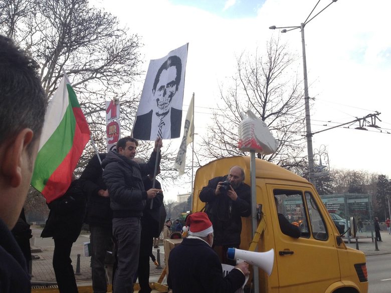 Протестиращи, студенти и емигранти искаха оставката на кабинета в 30 града (обобщение)