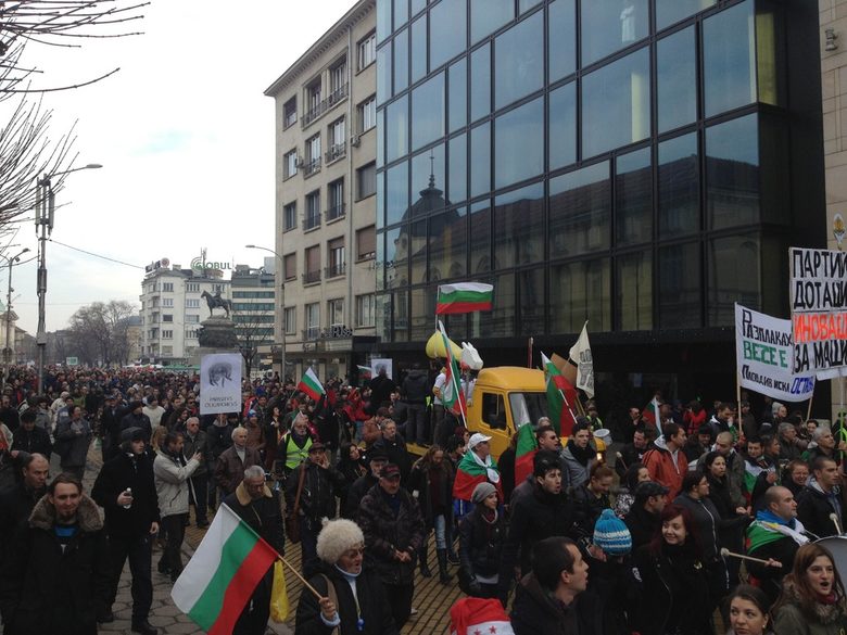 Протестиращи, студенти и емигранти искаха оставката на кабинета в 30 града (обобщение)